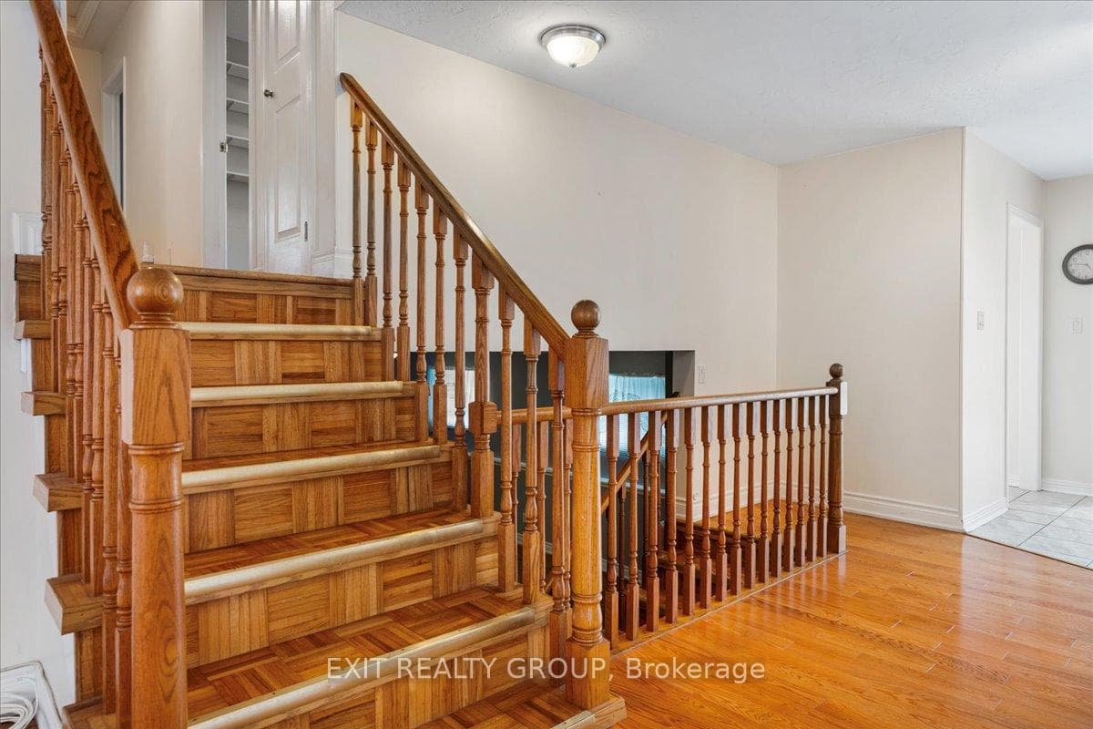 84 PARKVIEW Heights photo 8