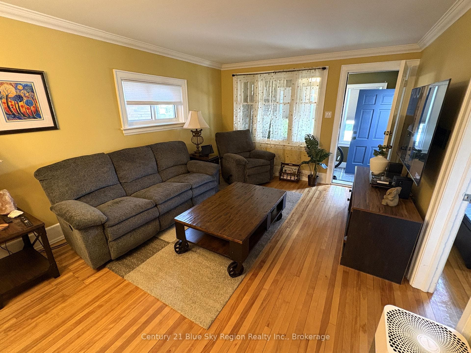 Living room w hardwood floors, crown moulding