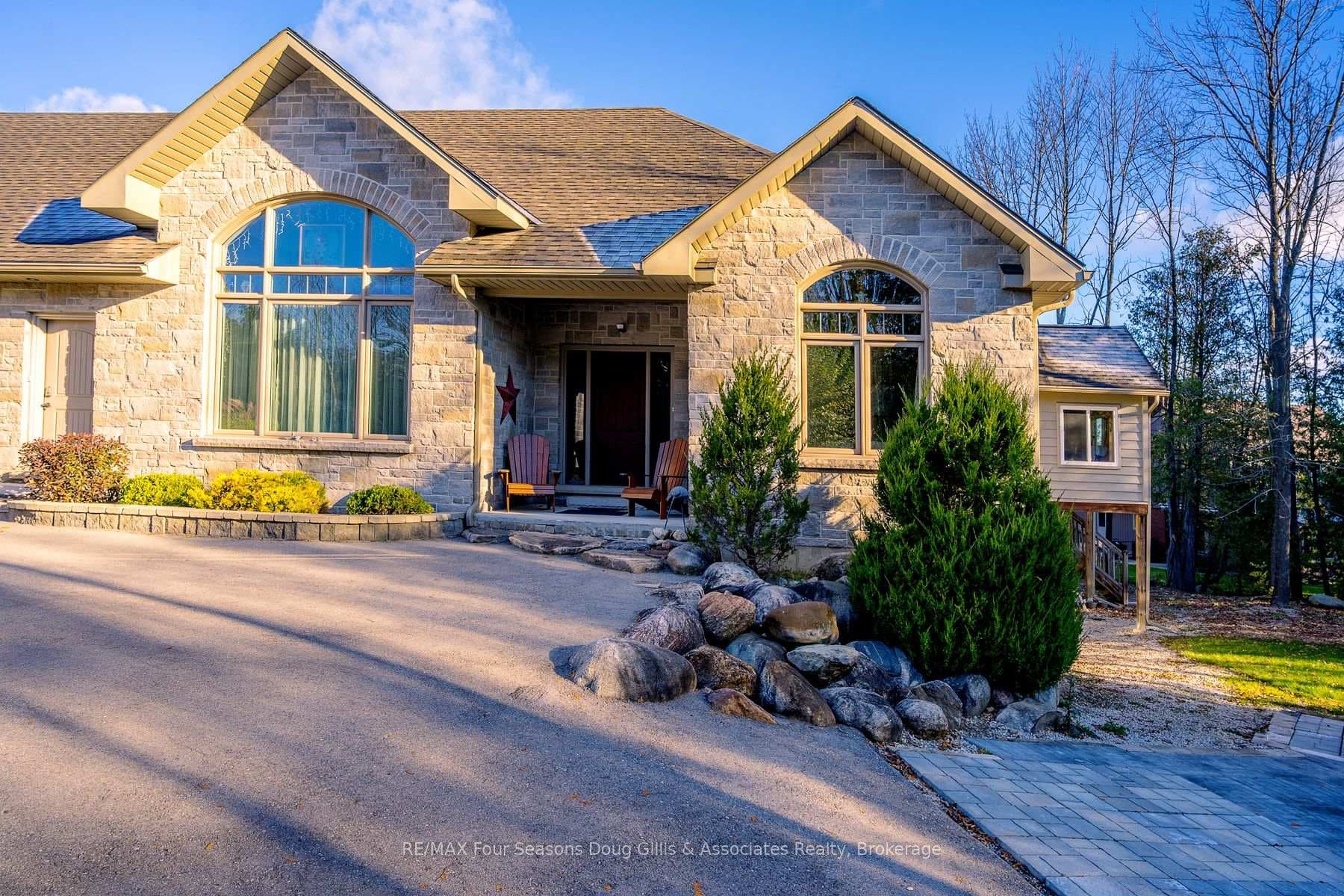 135 Algonquin Drive photo 2