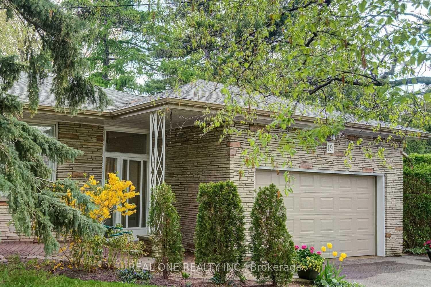 19 Versend Drive photo 3