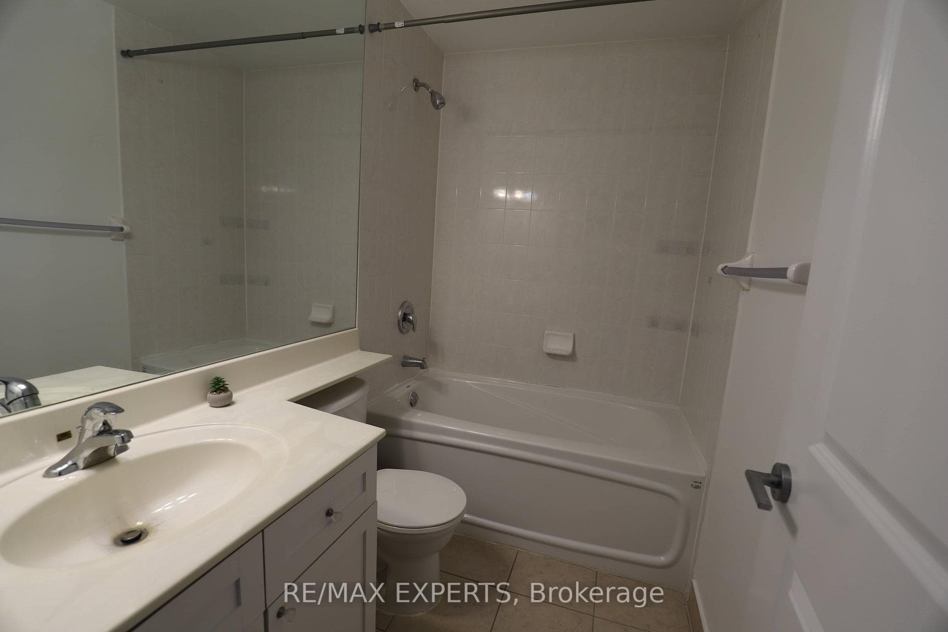 9519 Keele Street Unit 101 photo 12