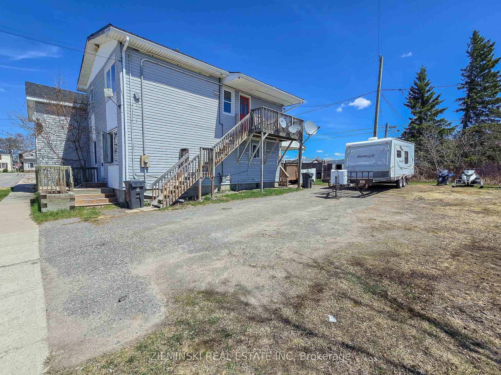 554 James Street photo 2
