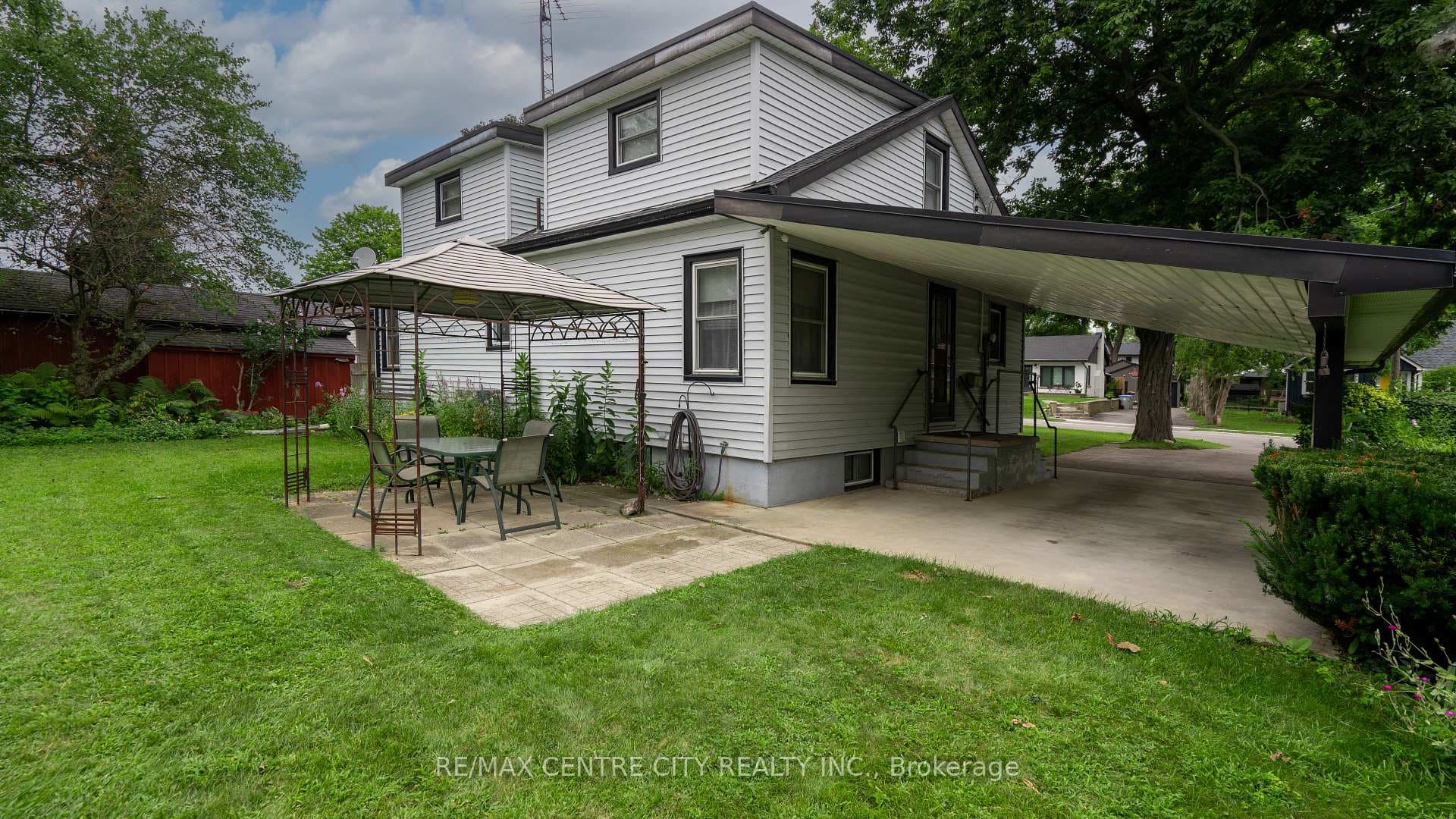 2571 Queen Street photo 7