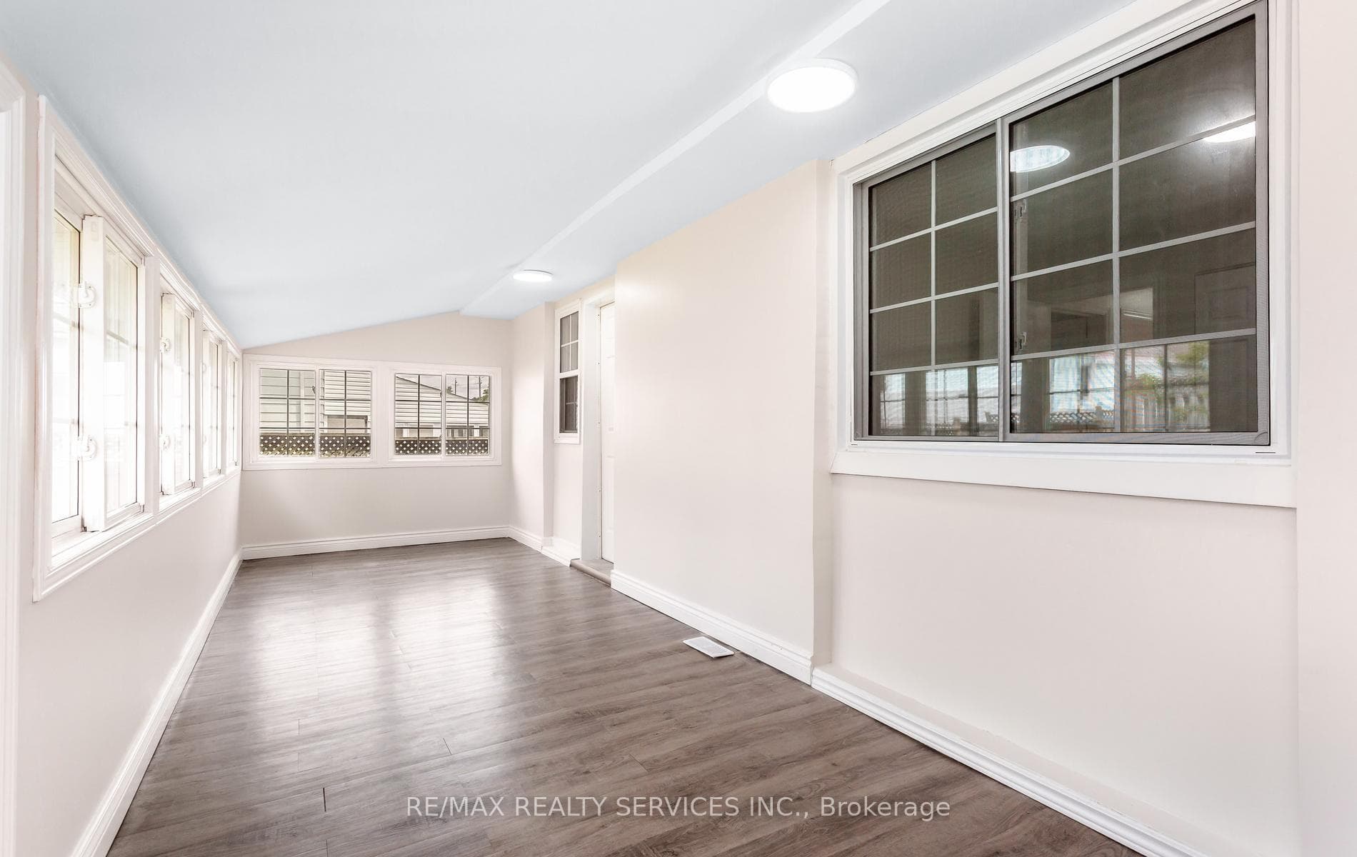 176 Samuelson Street photo 23