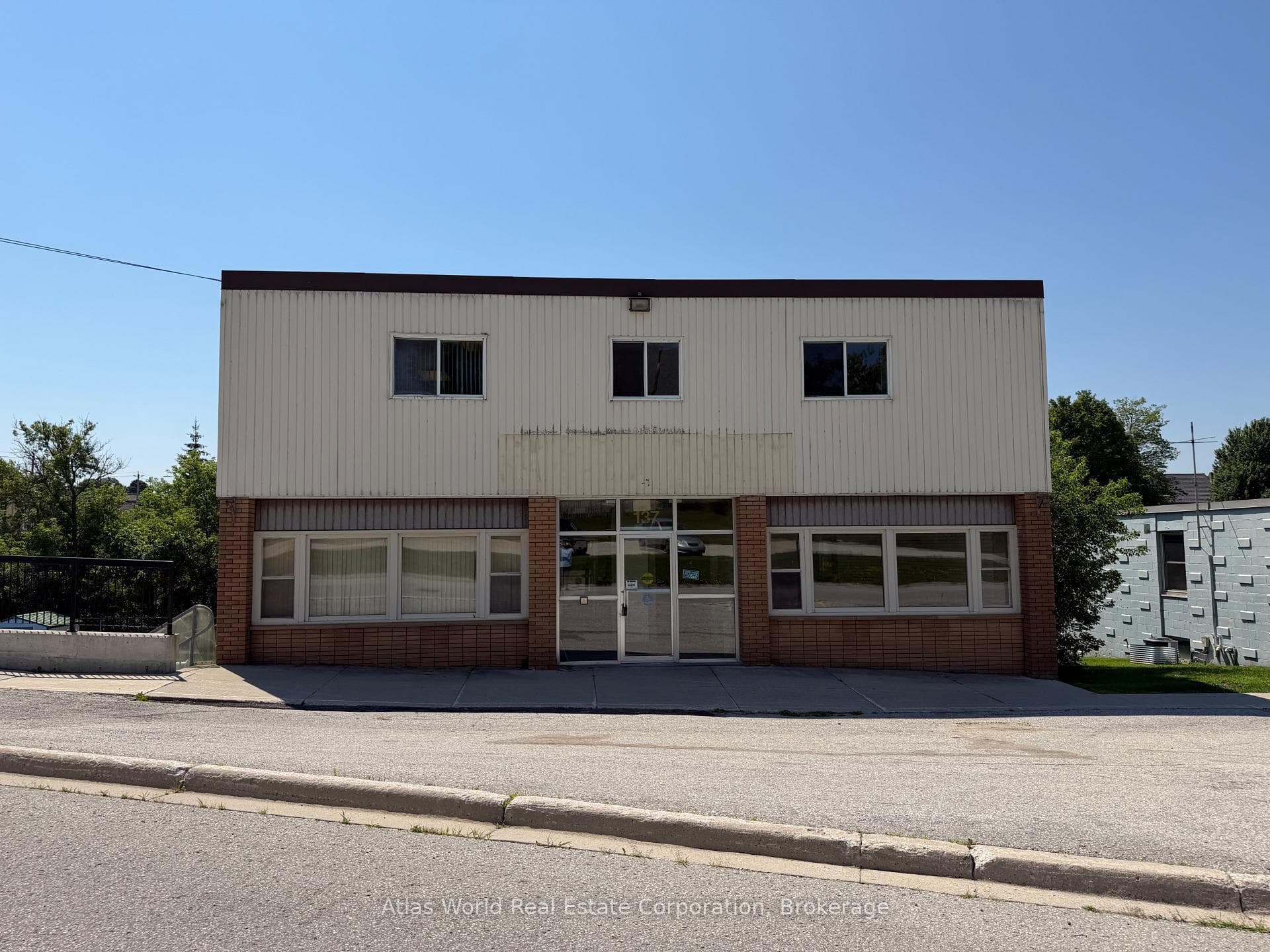 Building encompasses the lot