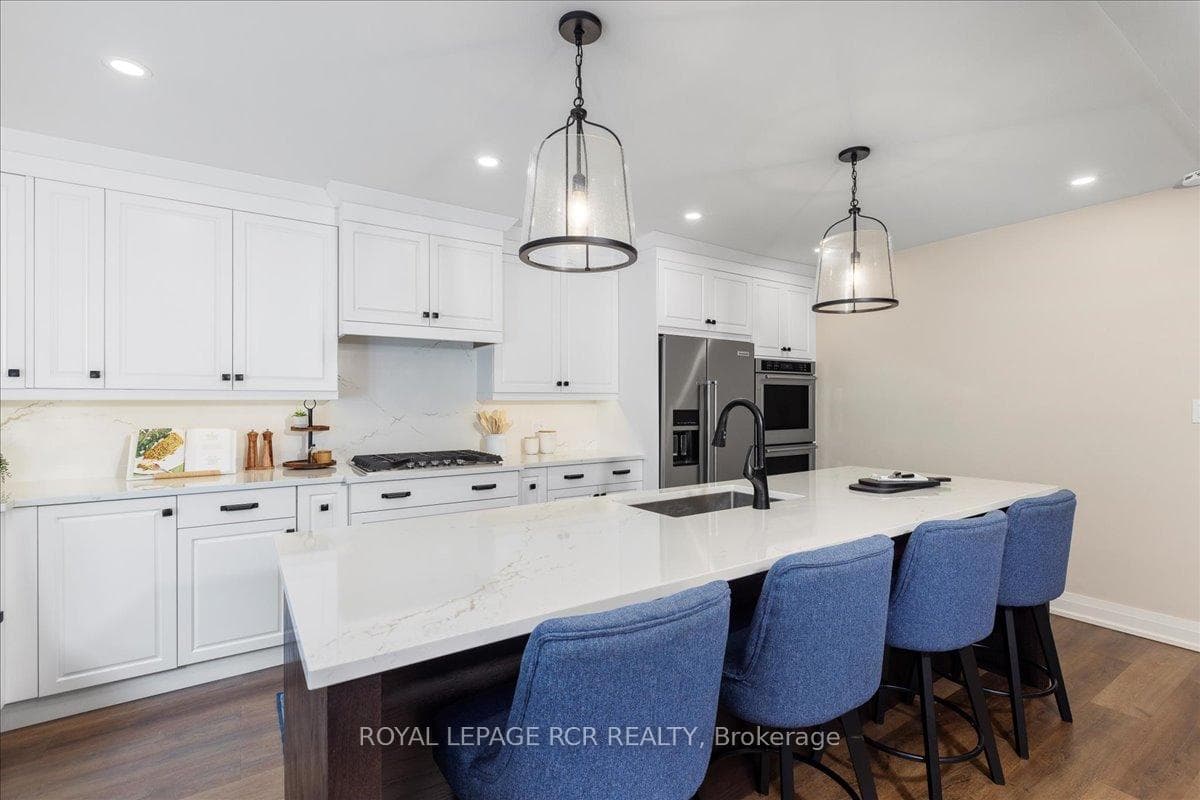 Large Centre Island with Quartz Countertops