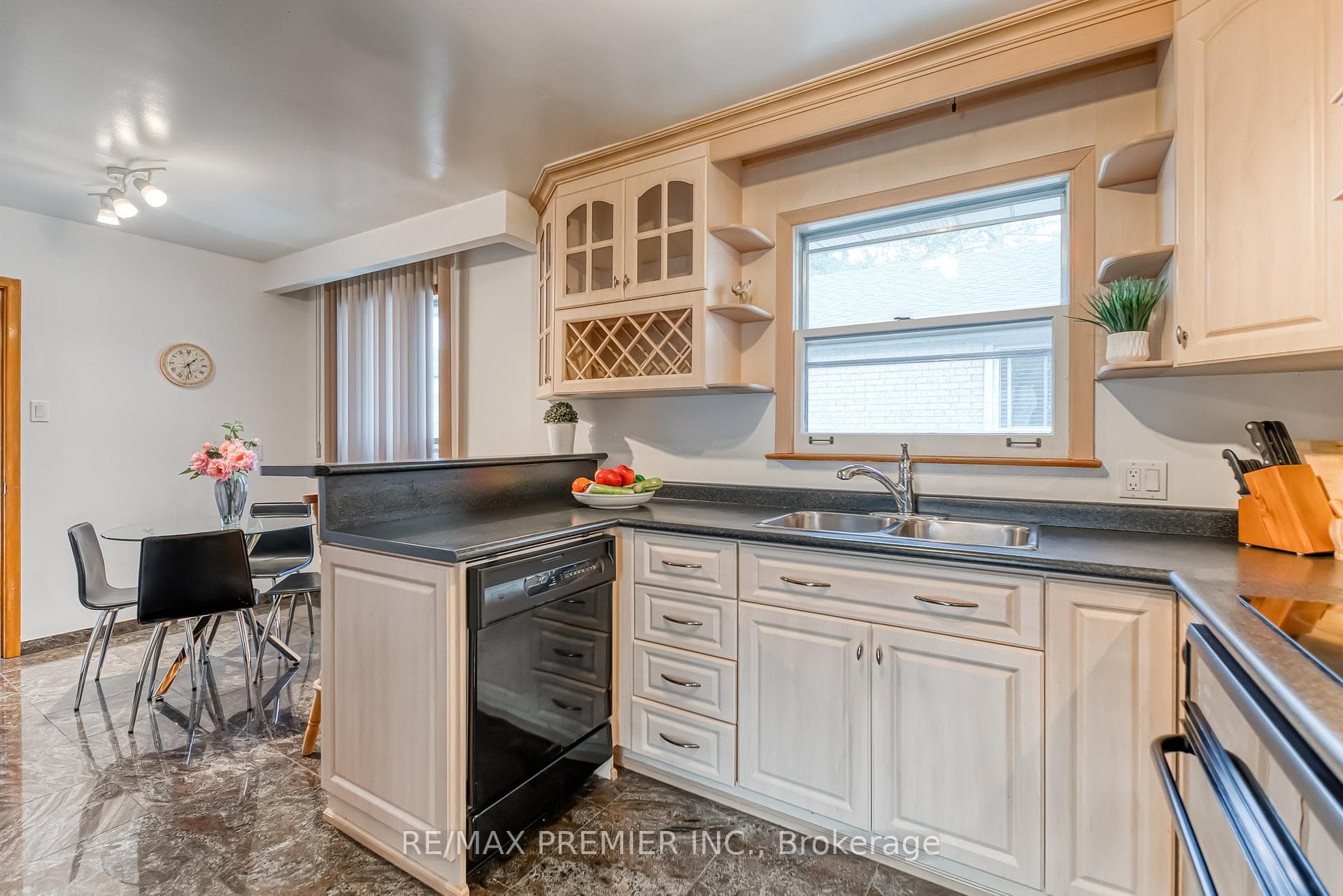 217 La Rose Avenue photo 13