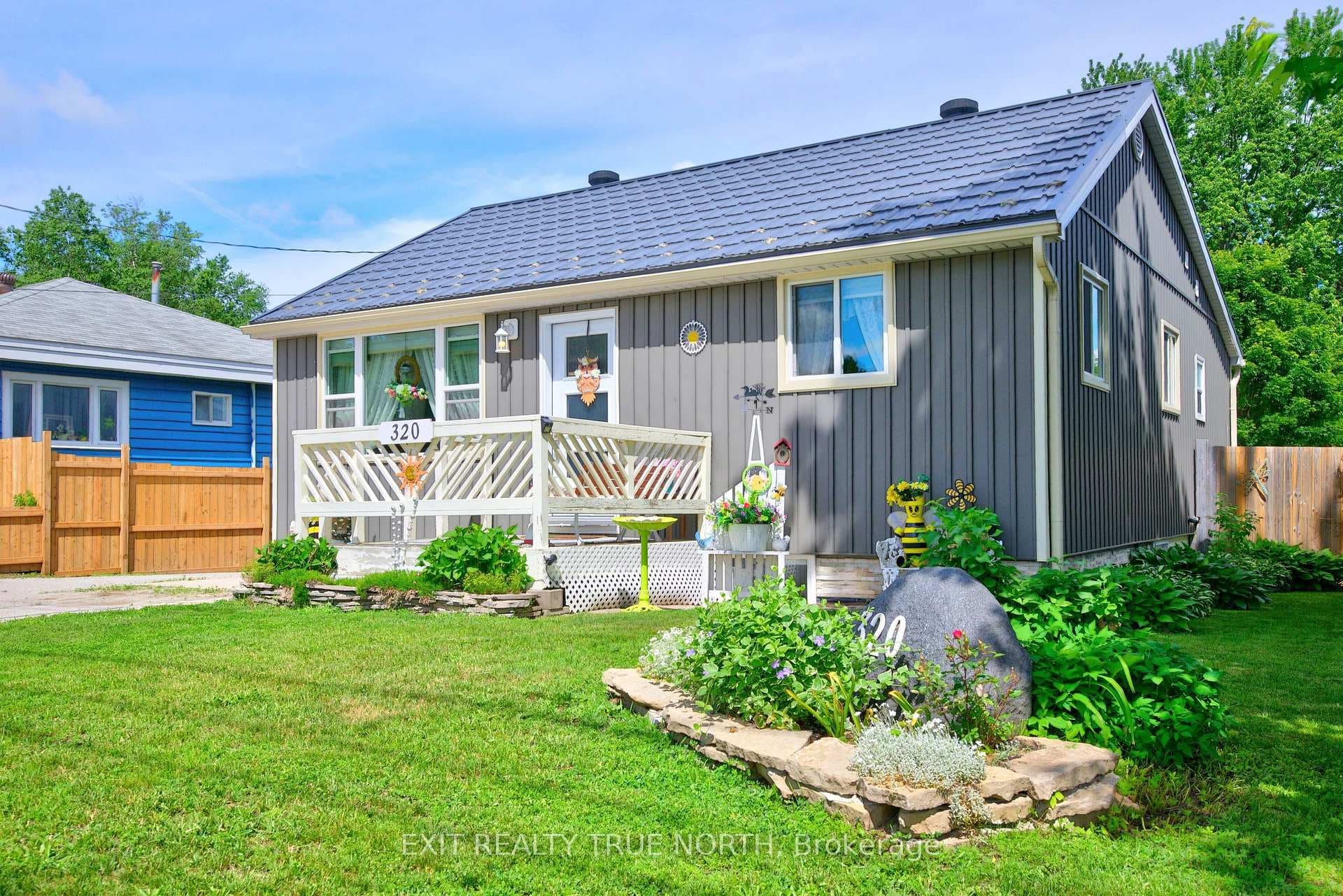 320 Yonge Street photo 1