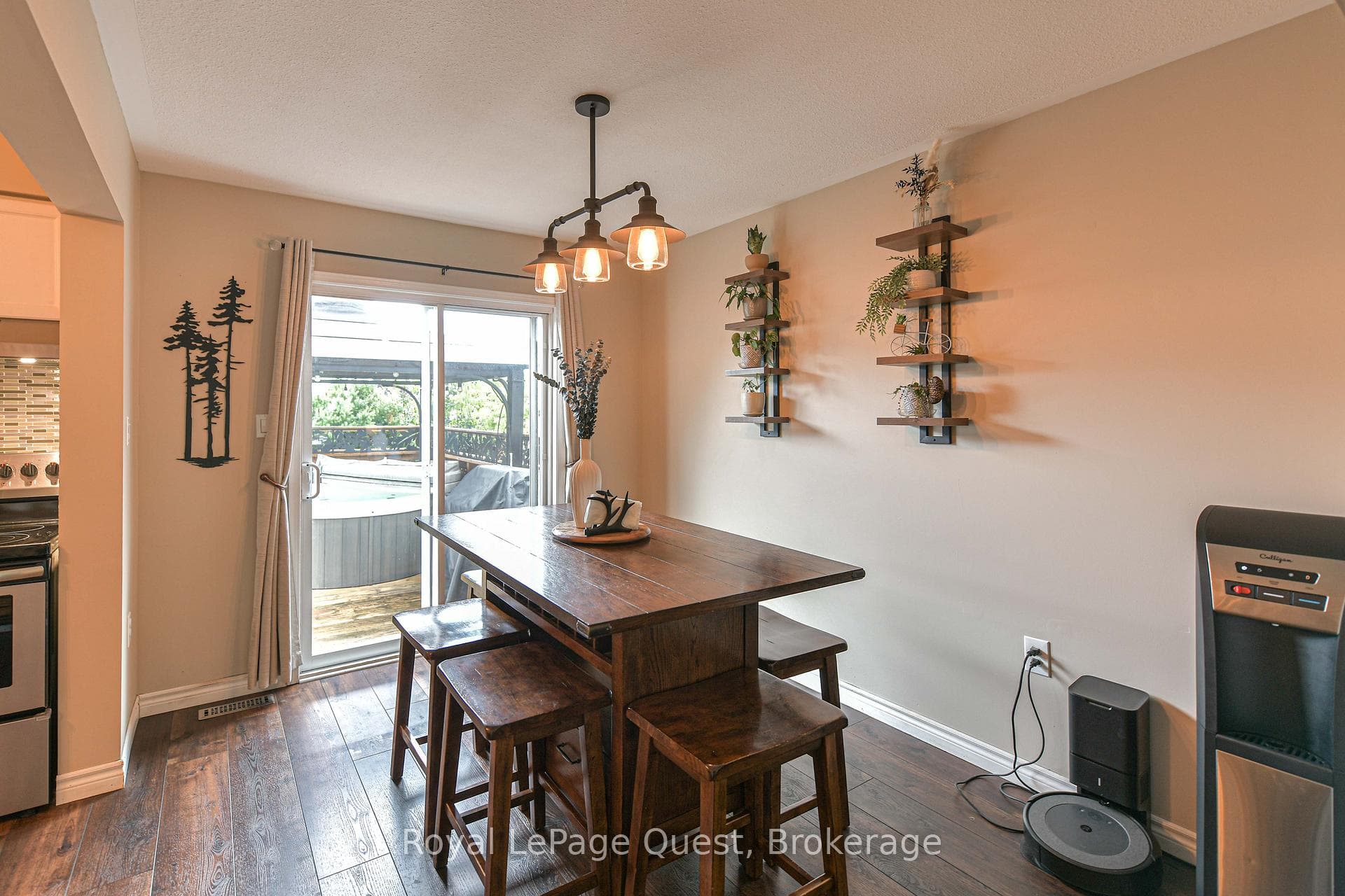46 Courtney Crescent photo 6