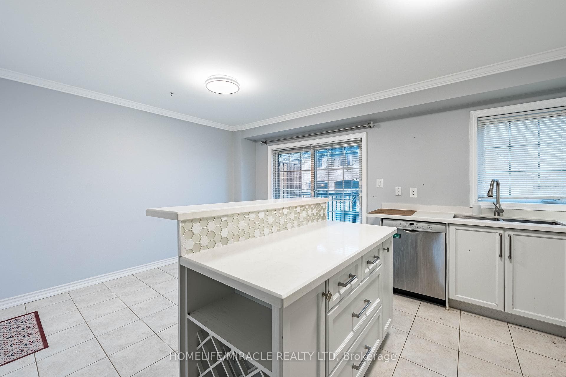 419 Rossland Road photo 15