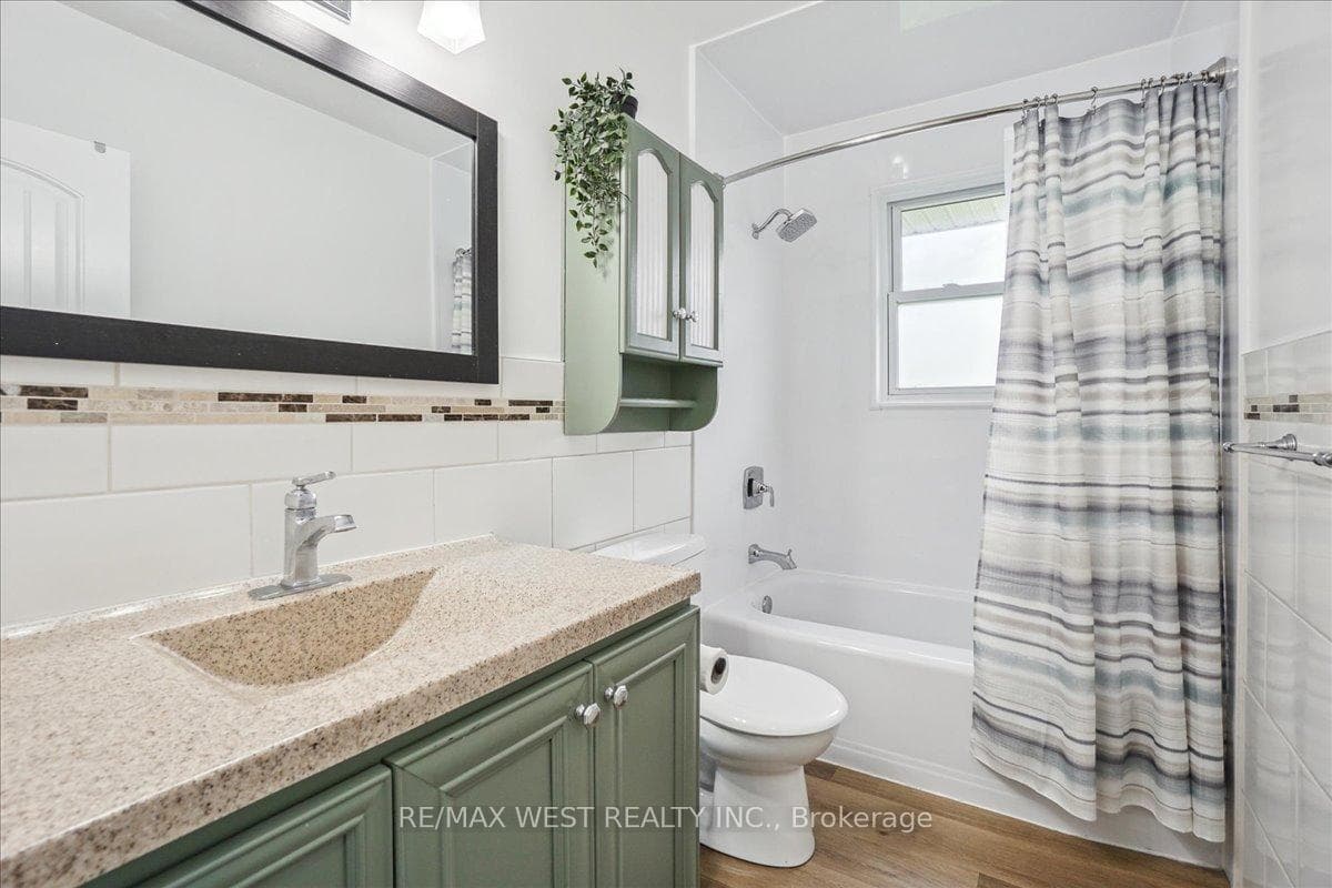 8039 Yonge Street photo 8
