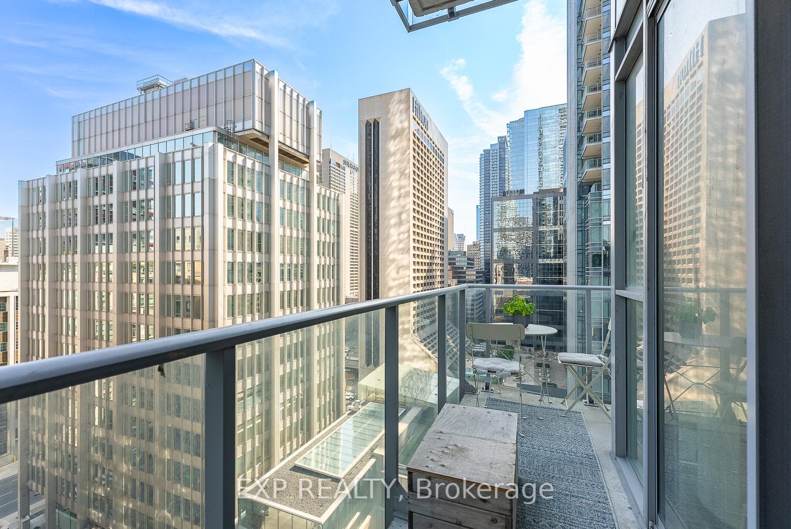 126 Simcoe Street Unit 1407 photo 26