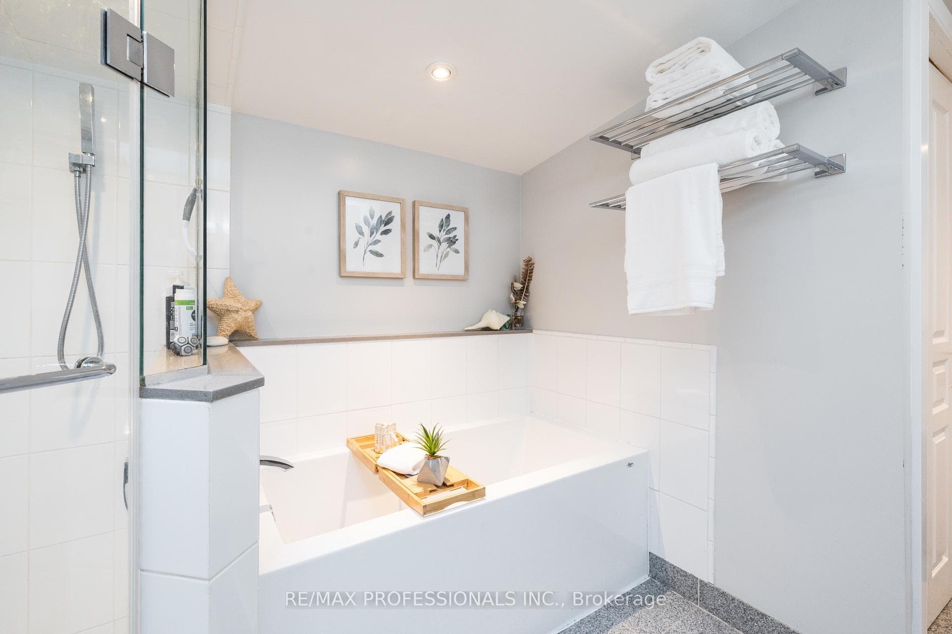 4625 Dundas Street photo 25