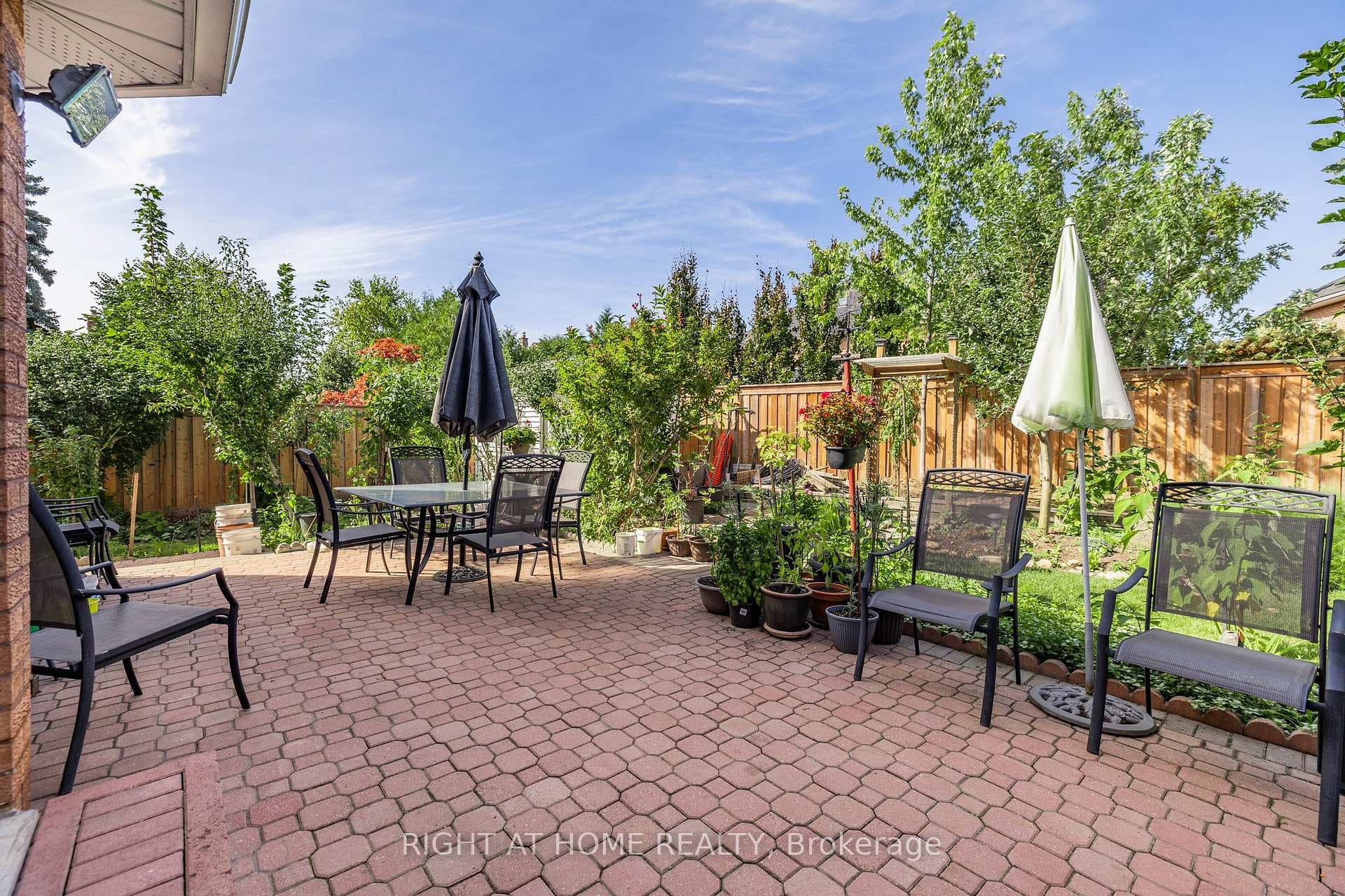 91 Calgary Gardens photo 31