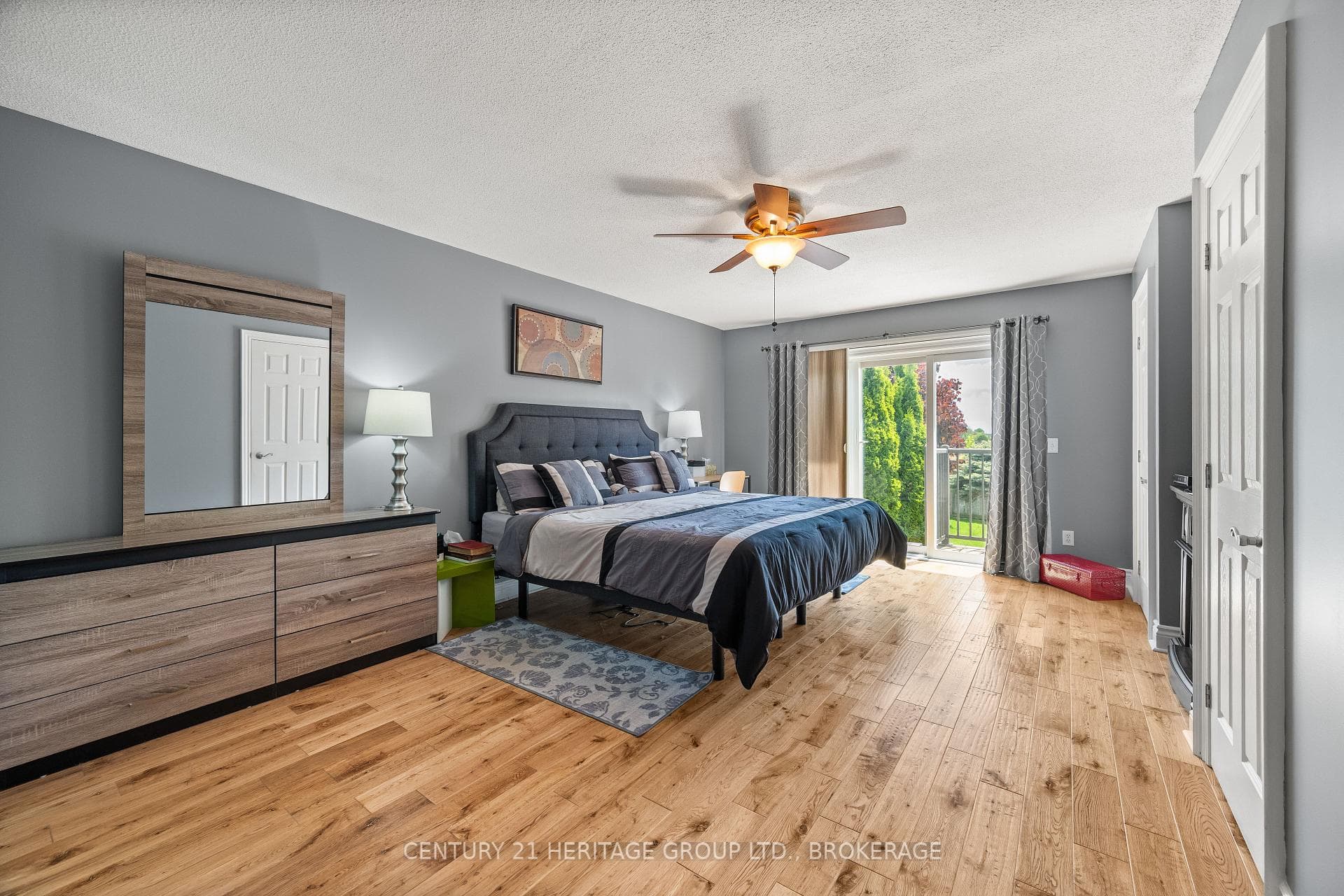 100 BRITANNIA Crescent photo 31