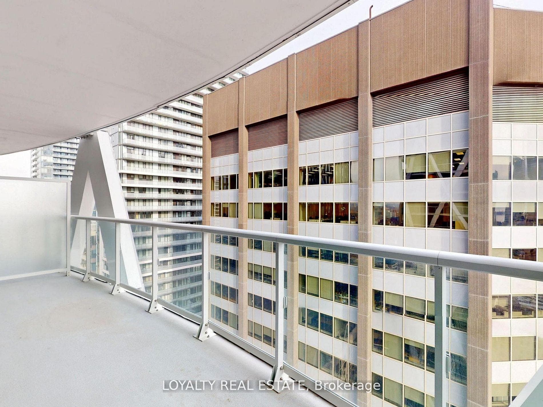 230 Simcoe Street Unit 2713 photo 33