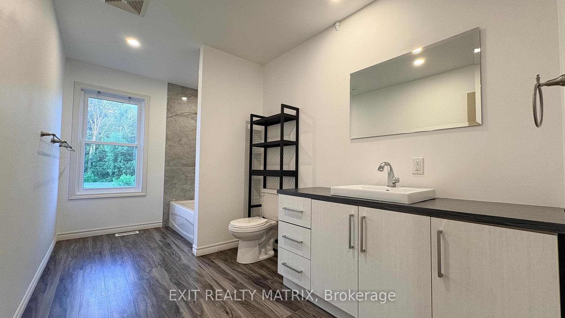 upstairs fullbath