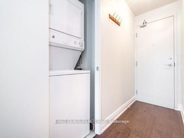 25 Carlton Street Unit 909 photo 4