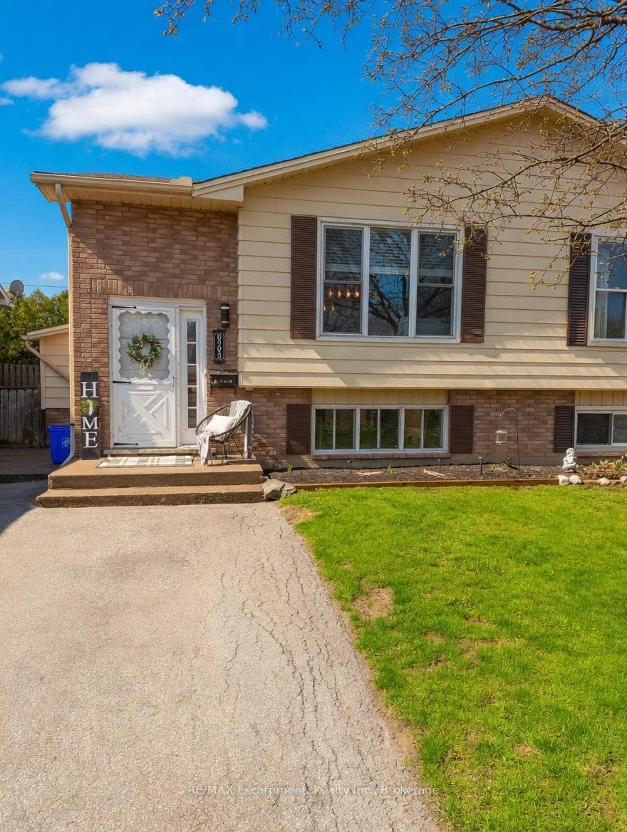 8383 MUNDARE Crescent photo 1