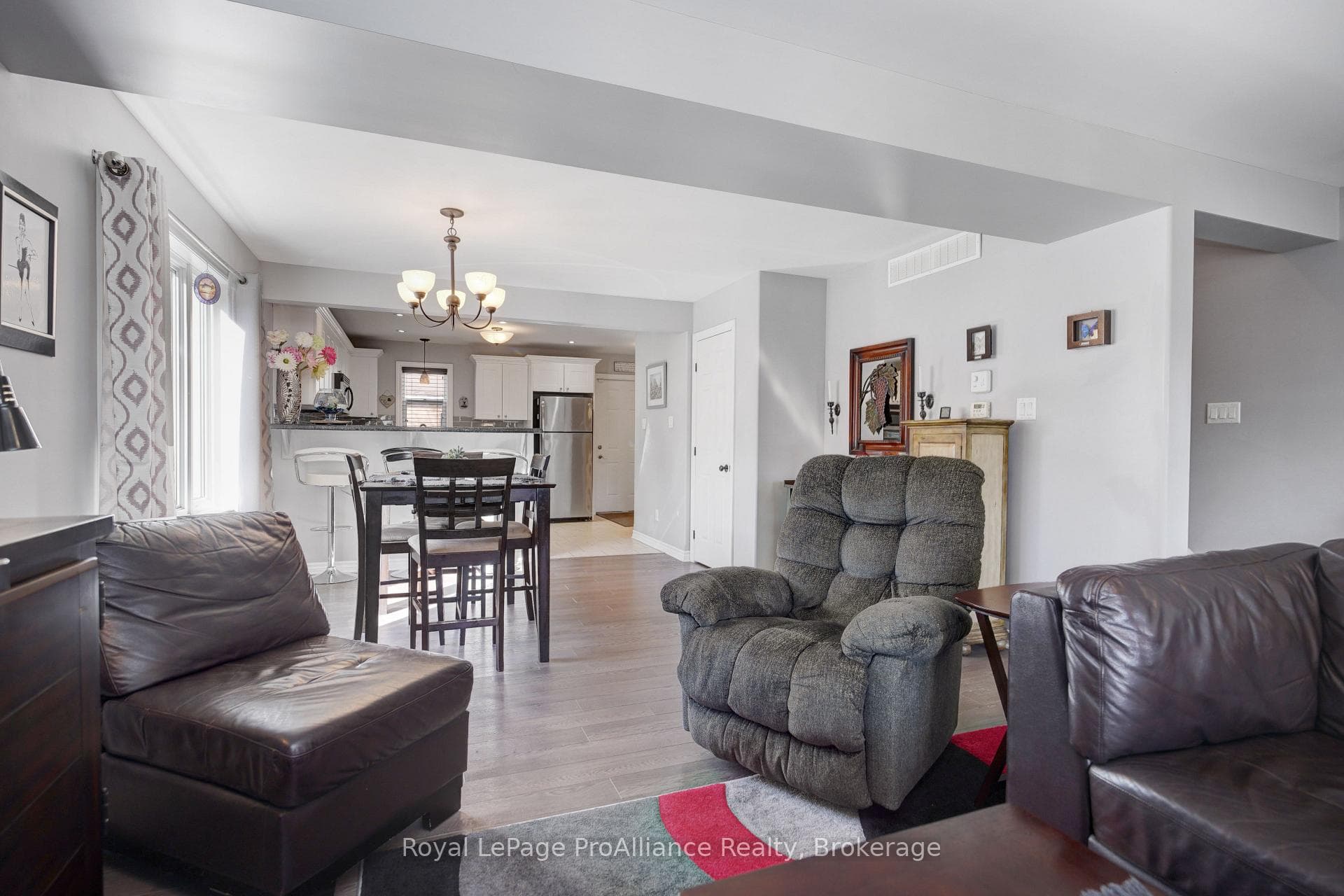 736 Victoria Crescent photo 15