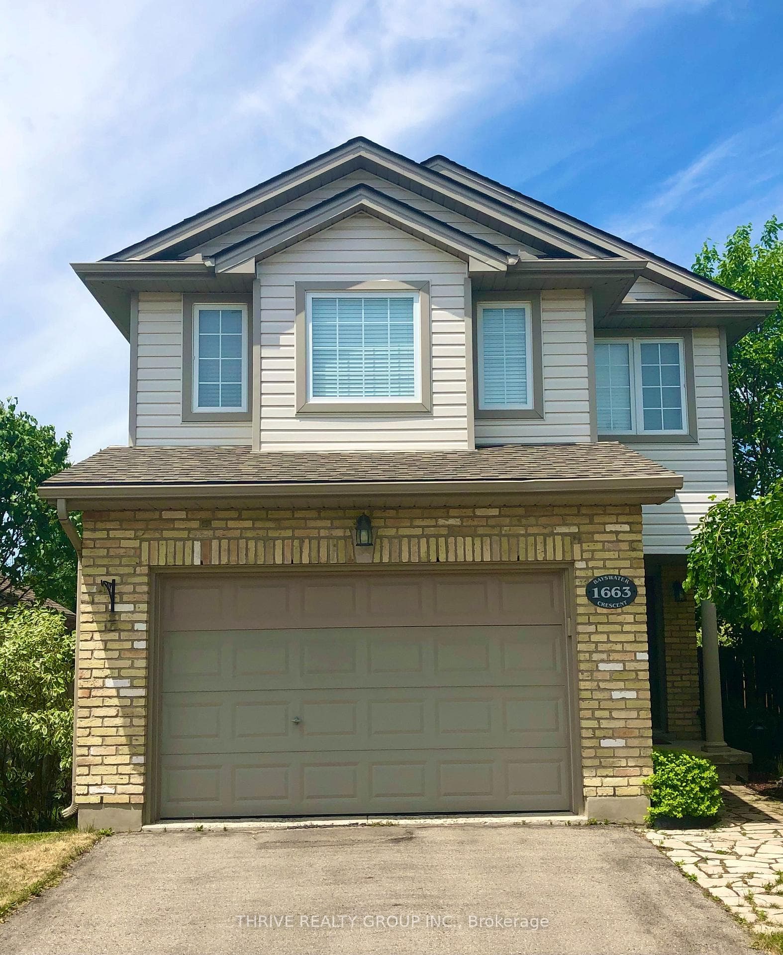 1663 Bayswater Crescent photo 1