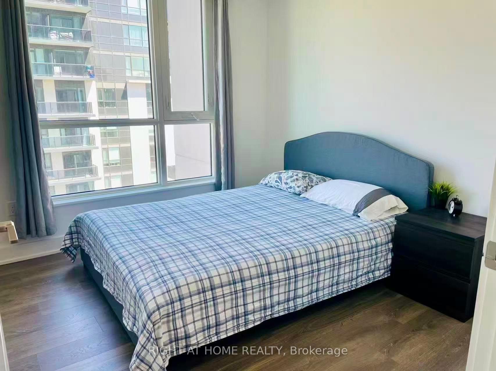 202 Burnhamthorpe Road Unit 1607 photo 7