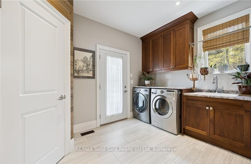 2073 Maplewood Road photo 17