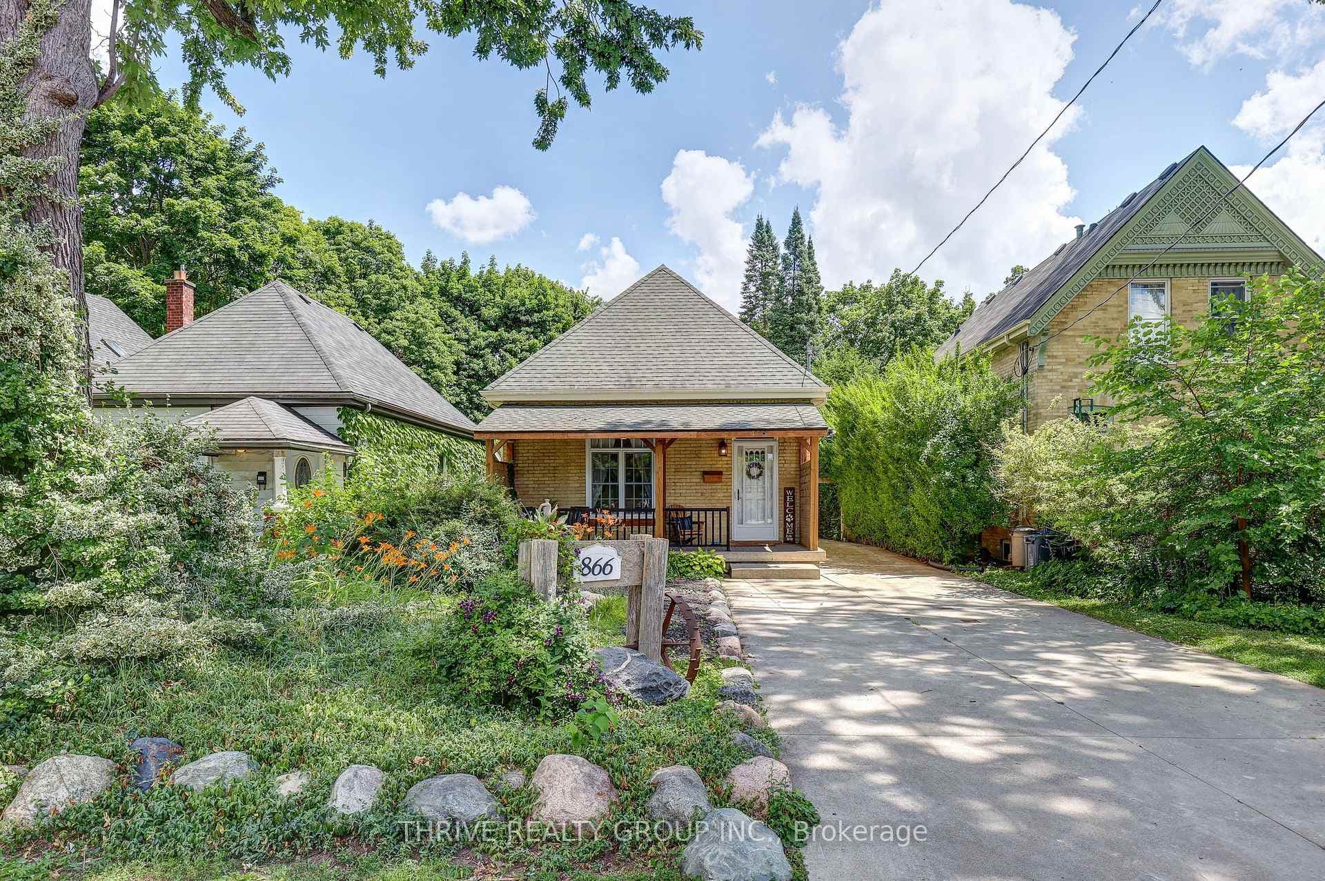 866 William Street photo 2