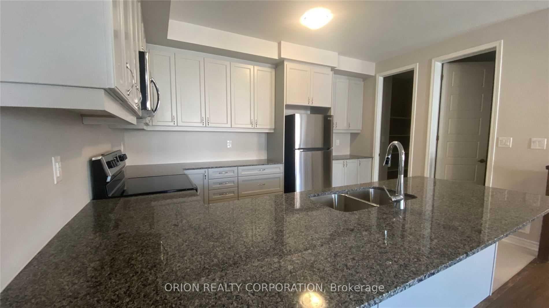 1589 Moira Crescent photo 2