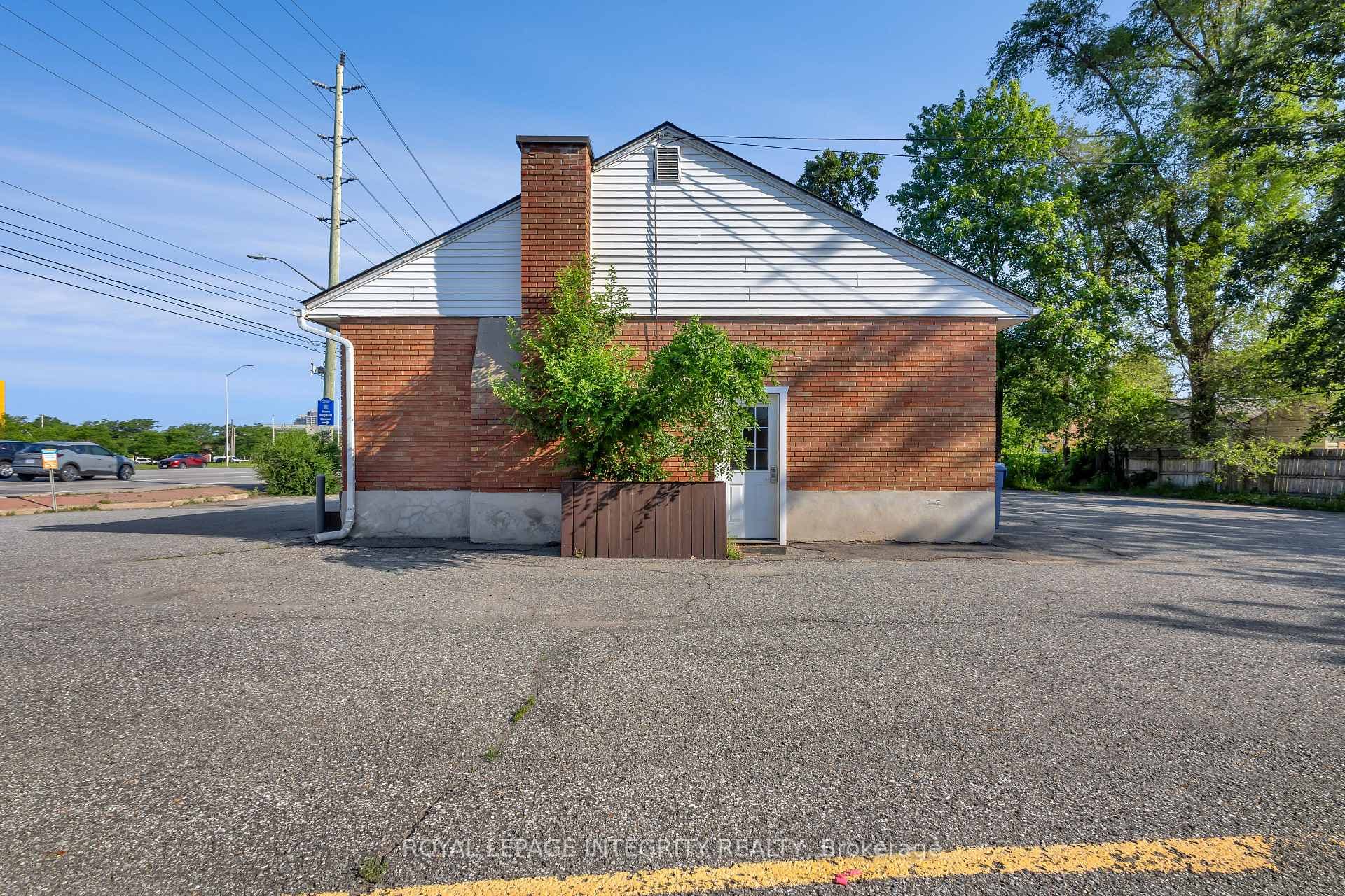 1443 Woodroffe Avenue photo 8