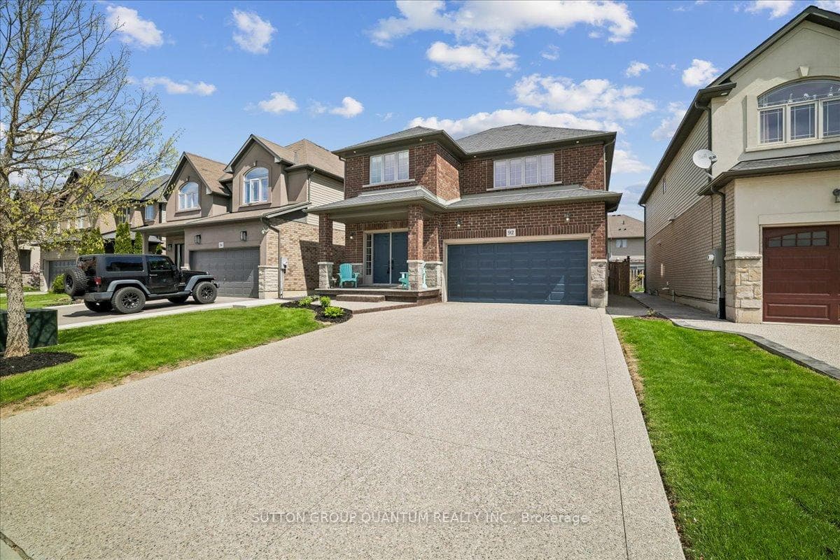 92 Garinger Crescent photo 2