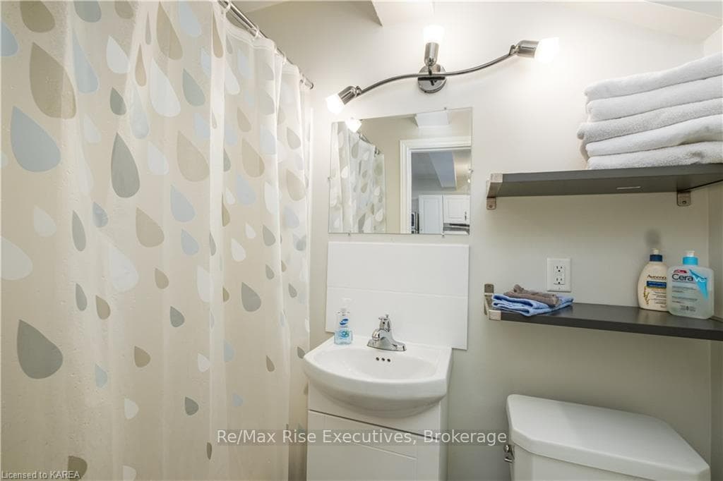 320 QUEEN Street photo 23