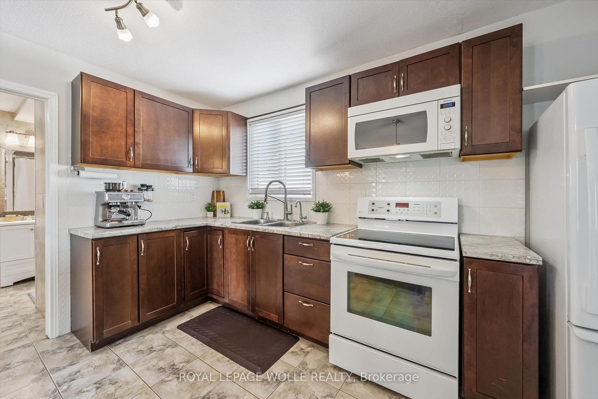 976 Guelph Street photo 10