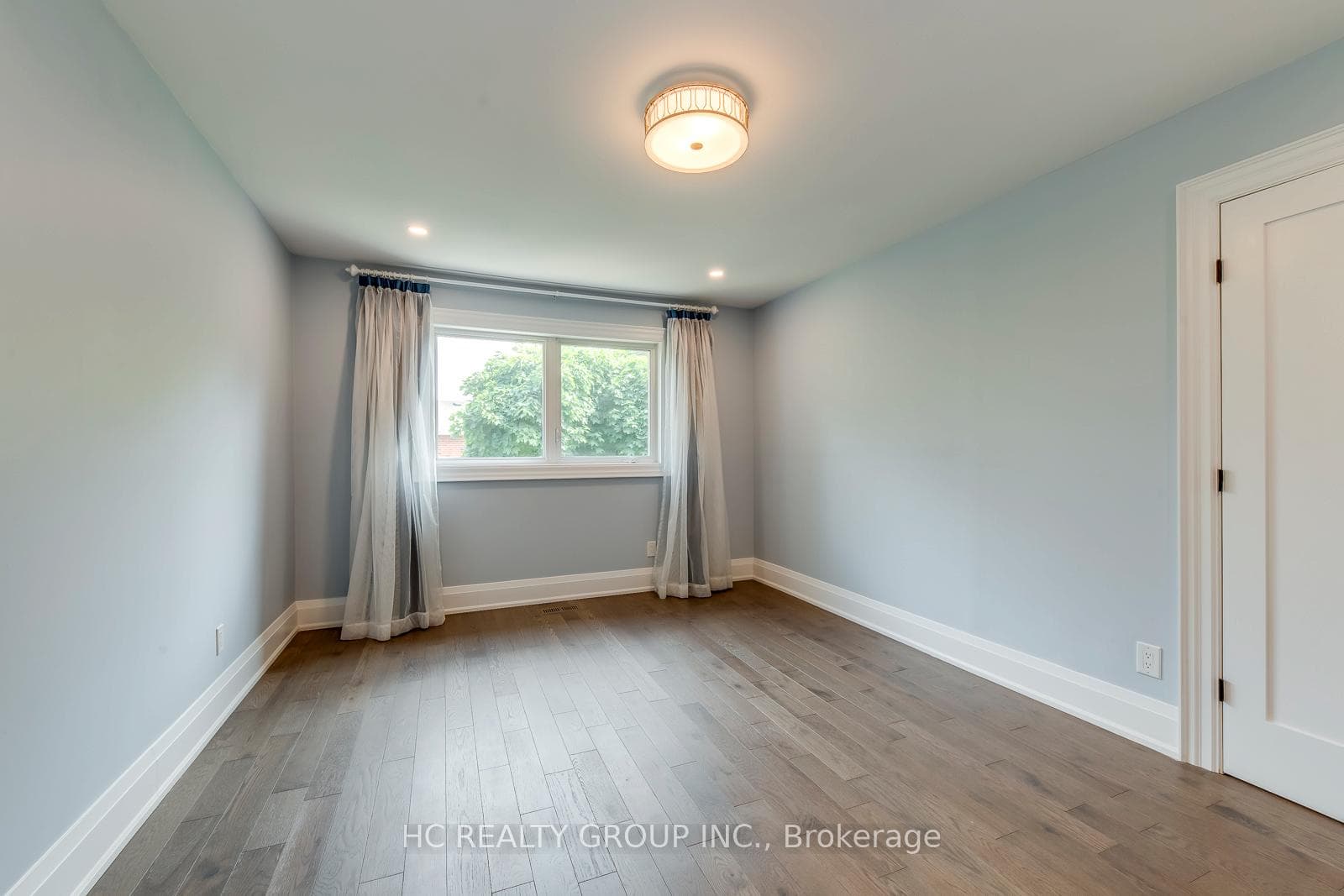 1097 Grandeur Crescent photo 25