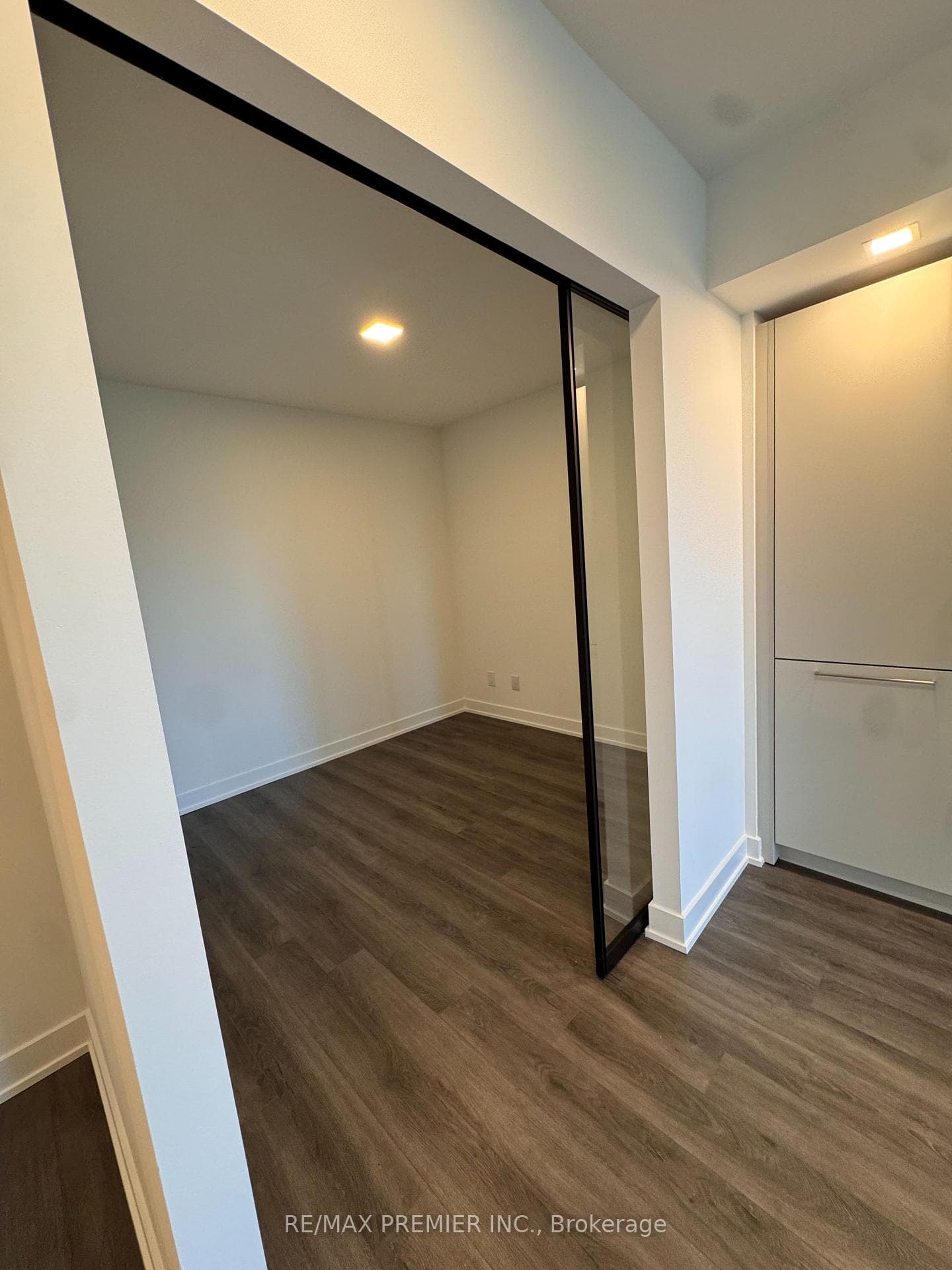 609 Sherbourne Street Unit 1806 photo 7
