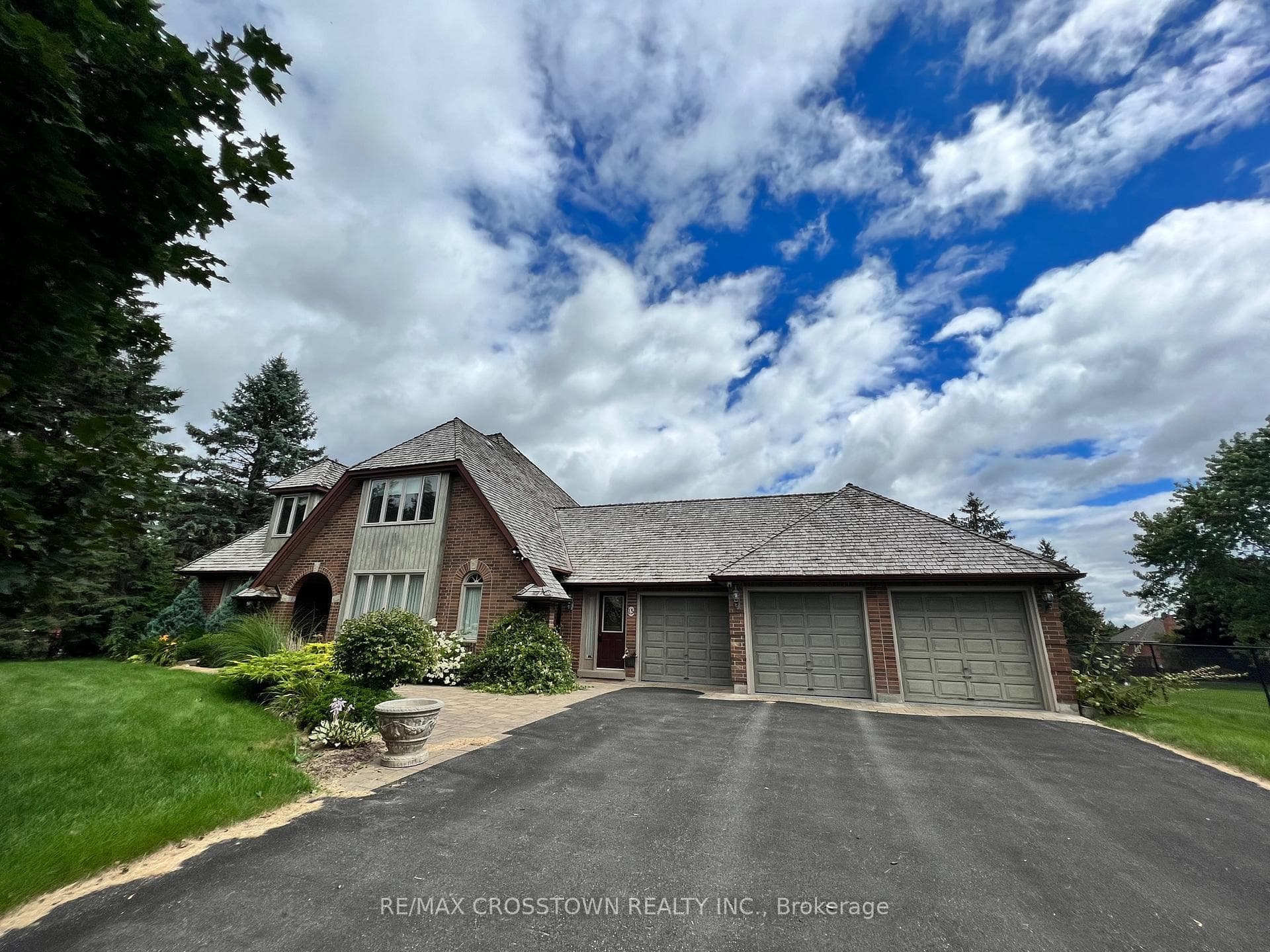 15 Dobson Court photo 1