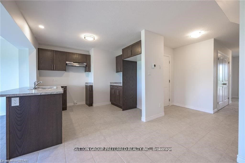 343 Kennington Way photo 7