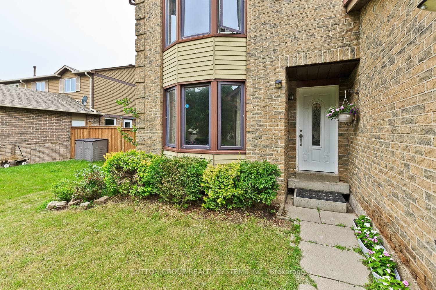821 Laurier Avenue photo 4