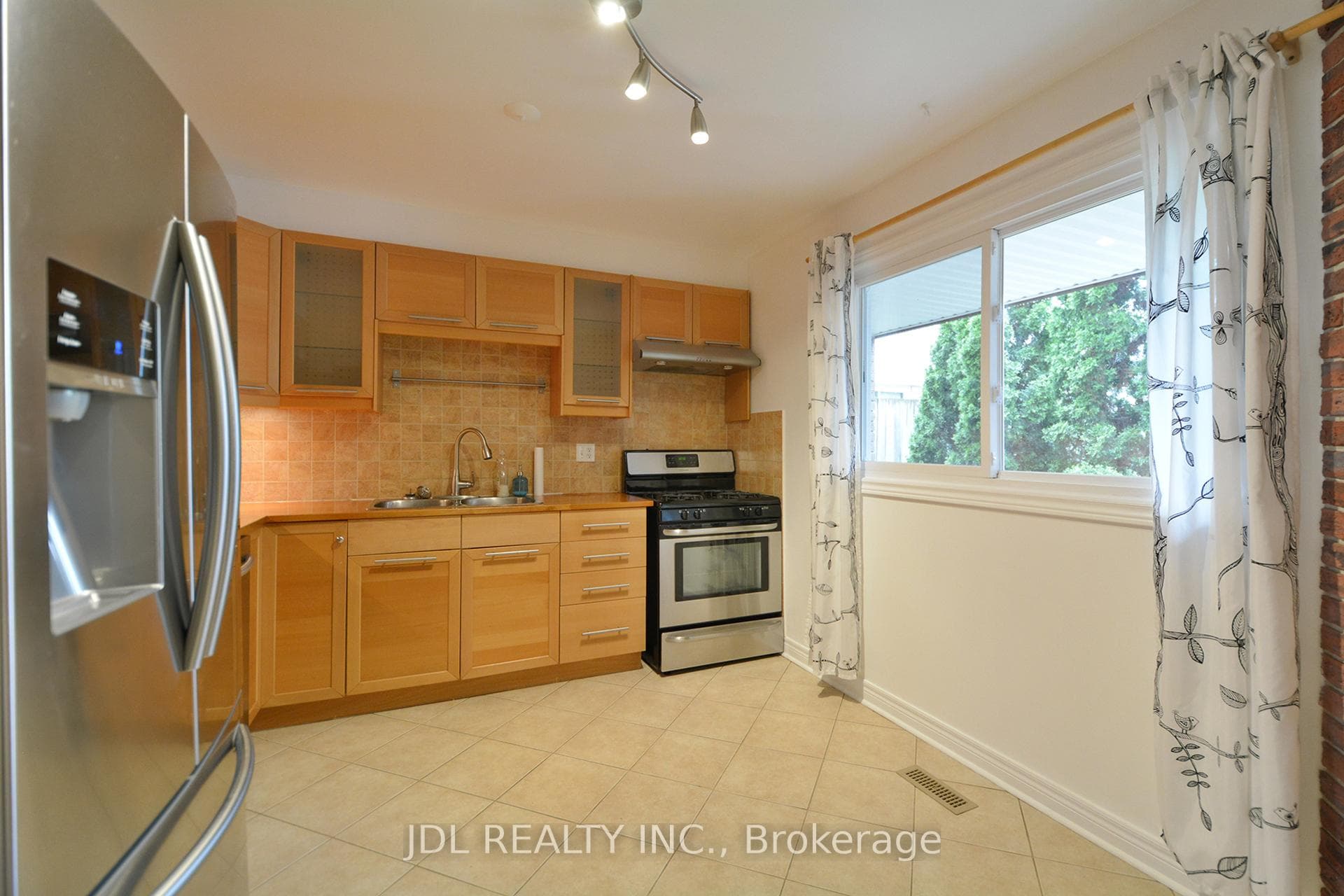 1550 Grosvenor Street Unit 21 photo 6