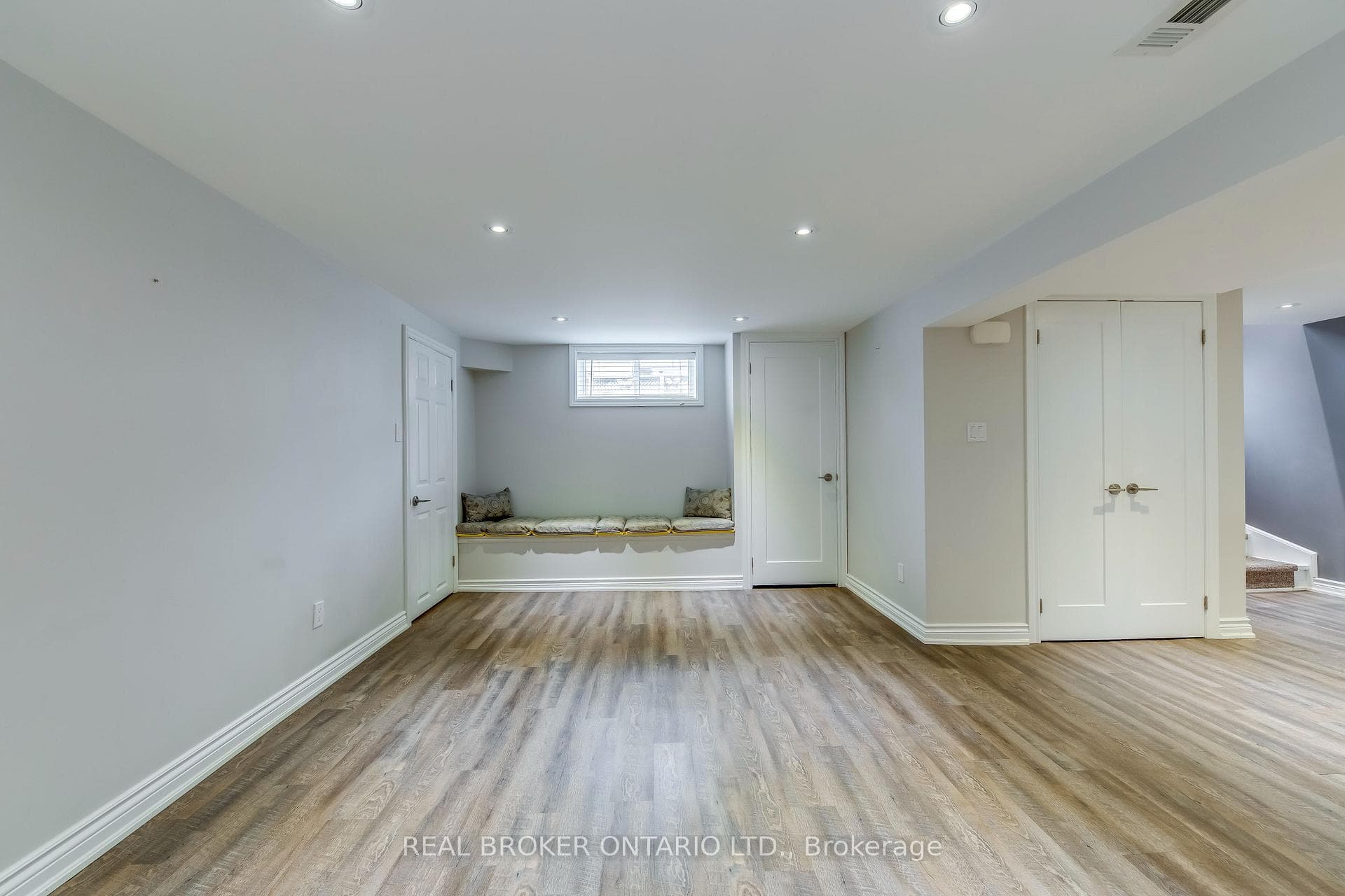 1086 Balment Avenue, Mississauga ON L5E1N8