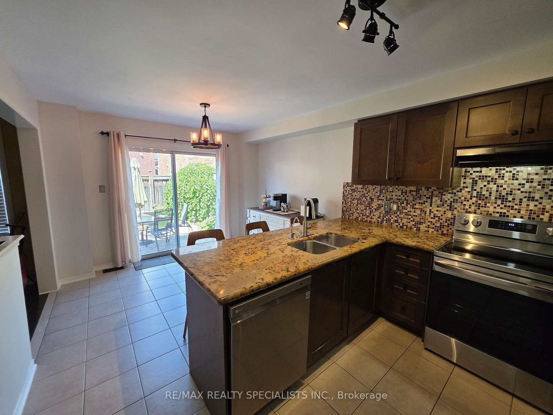 482 Grant Way photo 6