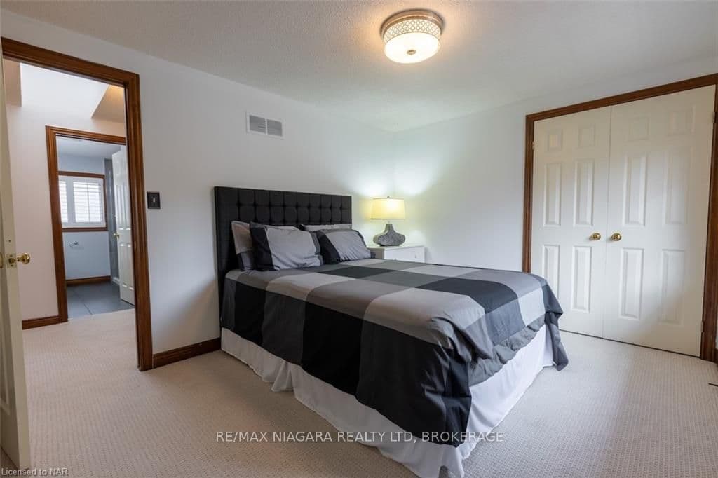 22 DEERPARK Crescent photo 24