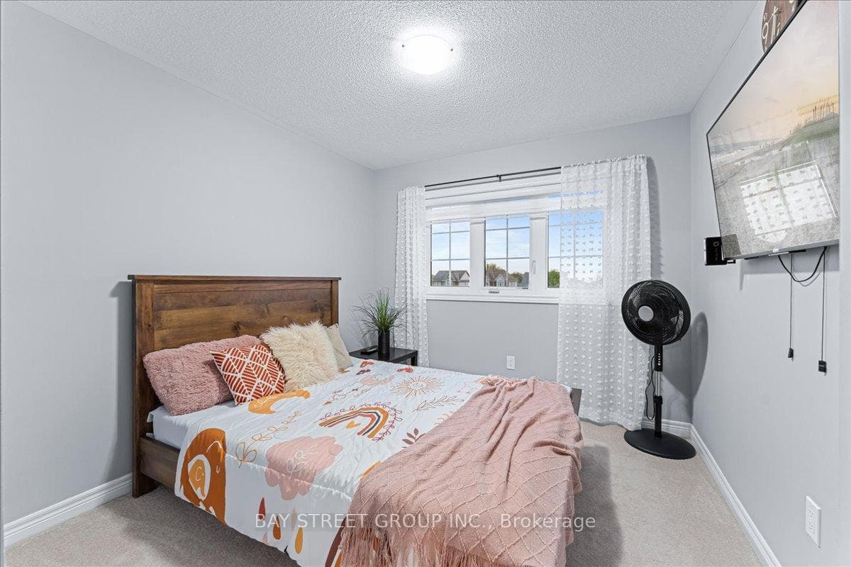 63 Tait Crescent photo 32