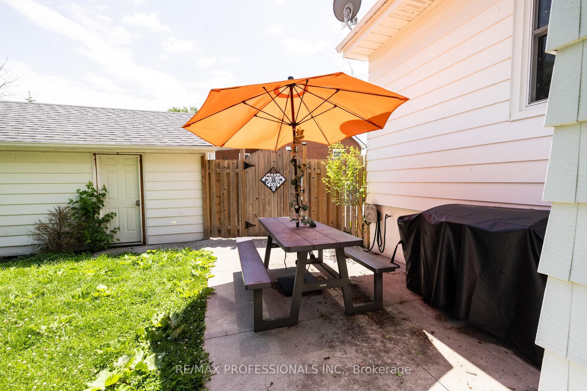 1045 Helena Street photo 26