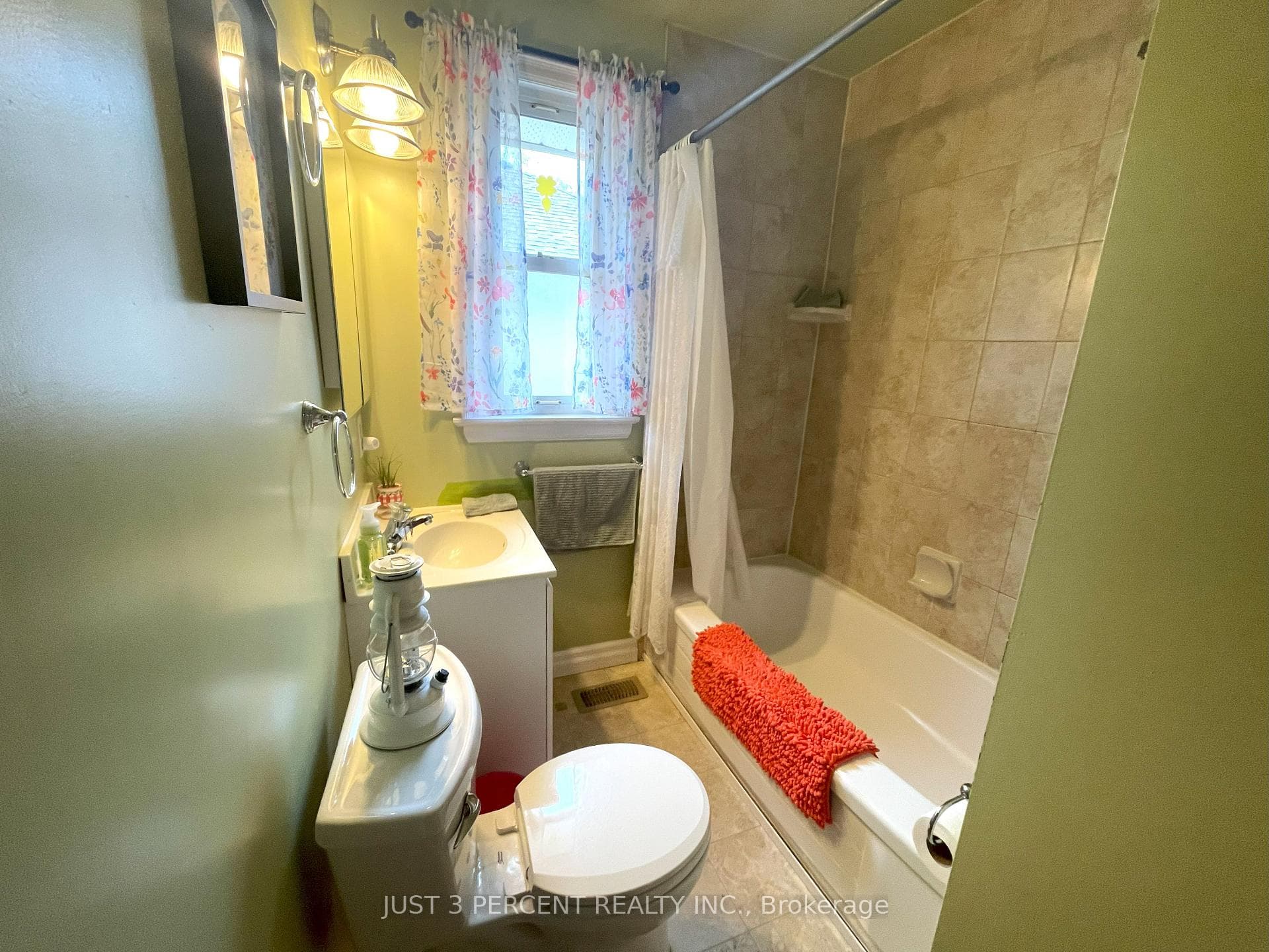 528 Howden Street photo 11