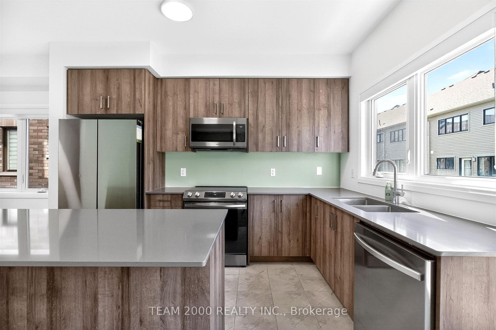 474 Adelaide Street photo 12
