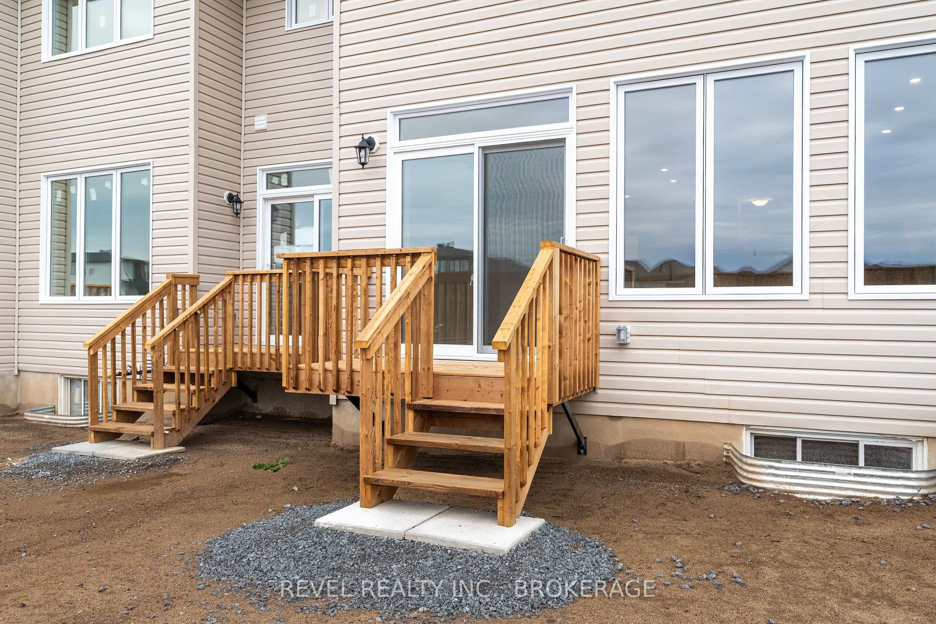 1075 Barrow Avenue photo 36