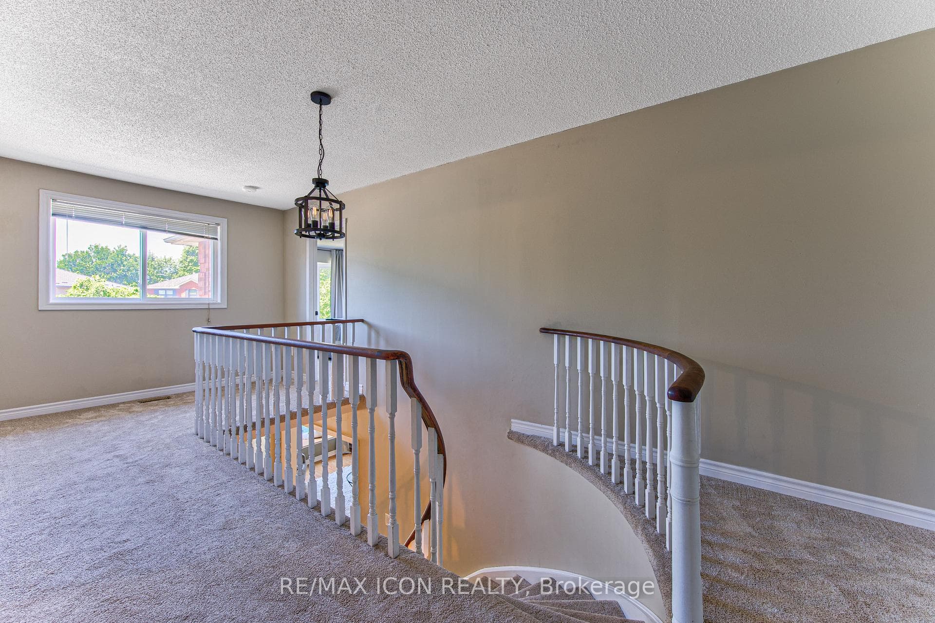 15 Hall Crescent photo 22