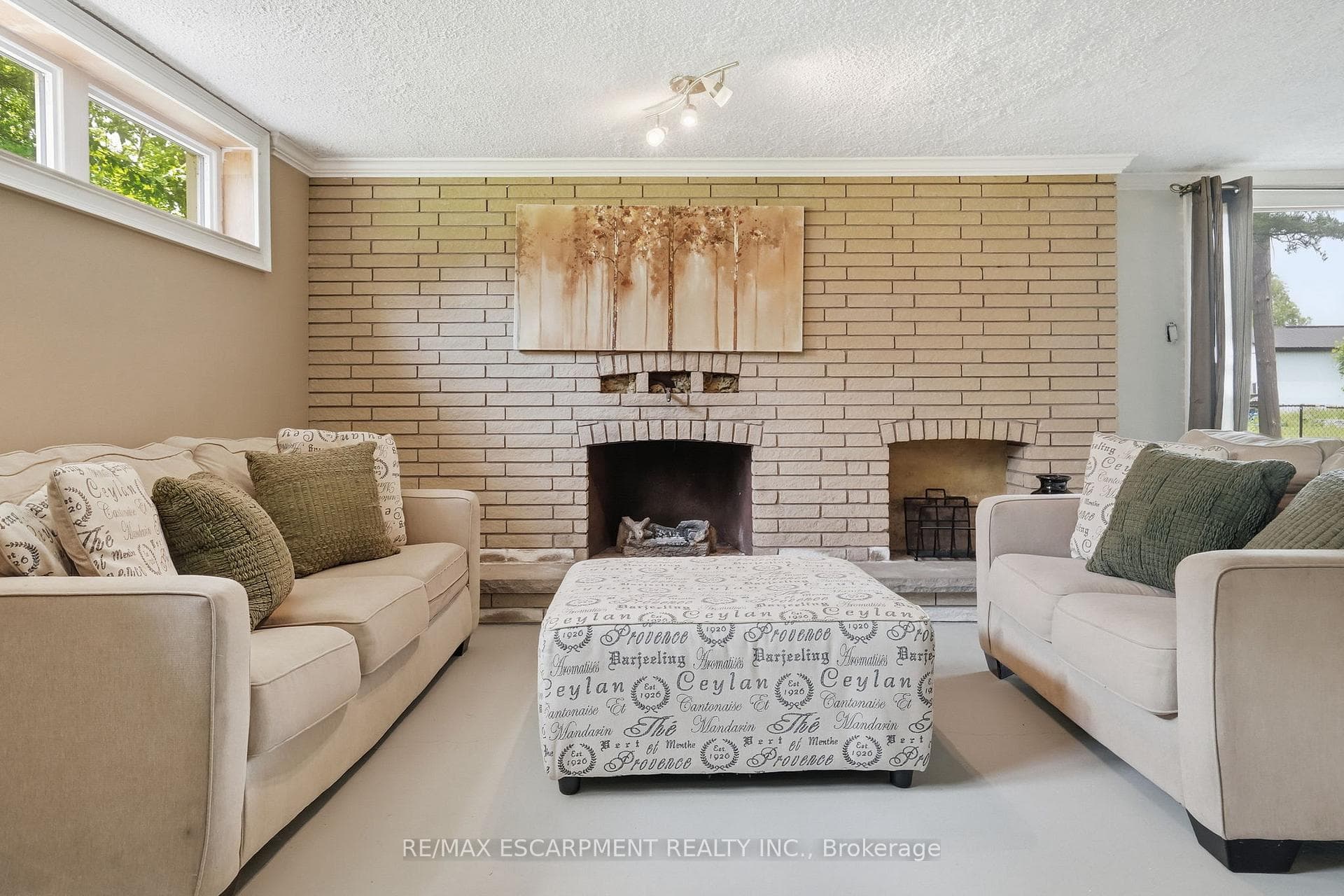 318 Freelton Road photo 29