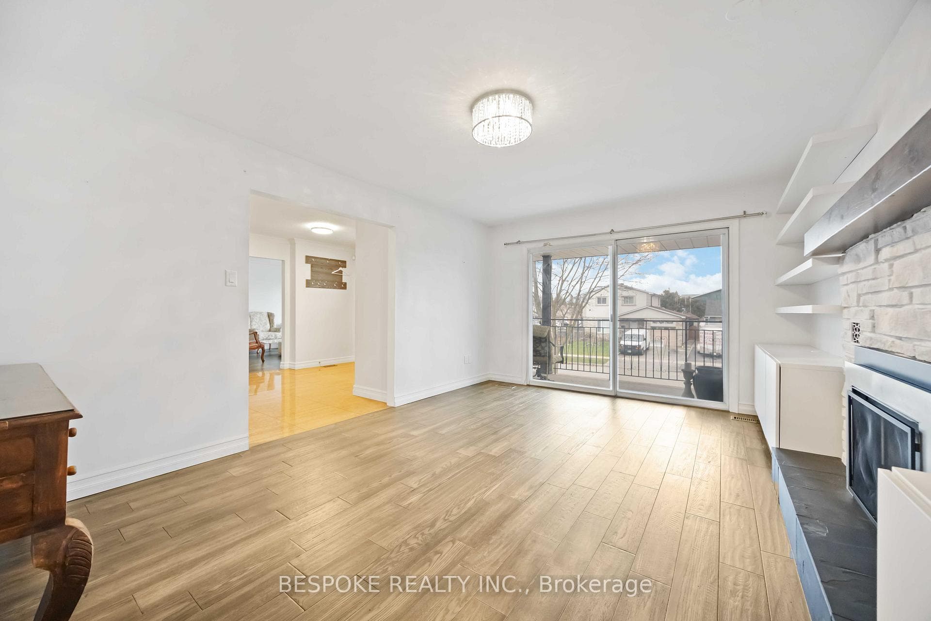 1942 Faylee Crescent Unit Main photo 9